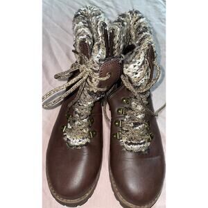 Gently worn Woman’s Sketchers winter boots Size 9